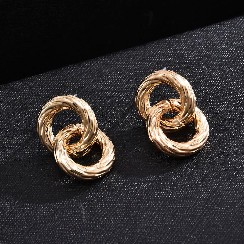 Luxurious Twisted Round Stud Earrings Designer New Women's Alloy Geometric Type Cold Wind Temperament Unusual Jewelry Girl Pair
Luxurious Twisted Round Stud Earrings Designer New Women's Alloy Geometric Type Cold Wind Temperament Unusual Jewelry Girl Pair
