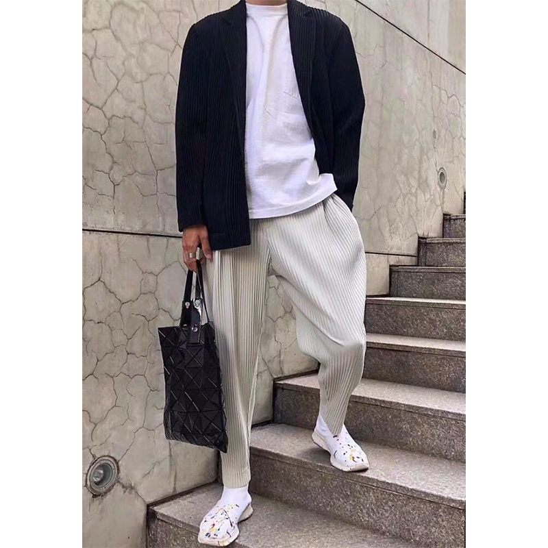 Miyake Pleated men's casual straight pants harem pants trend loose nine points running track pants men 2005 Y1114, Black
Miyake Pleated men's casual straight pants harem pants trend loose nine points running track pants men 2005 Y1114, Black