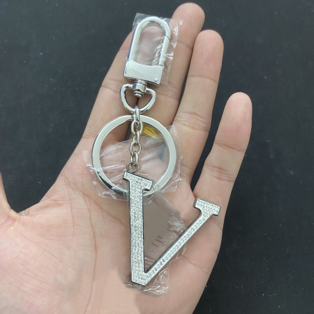 Luxury Designer Keychain Leather Rope Fashion Diamond Keychains Letter 5 Styles Keys Buckle Mens Womens Bag Pendant Ornaments High Quality
Luxury Designer Keychain Leather Rope Fashion Diamond Keychains Letter 5 Styles Keys Buckle Mens Womens Bag Pendant Ornaments High Quality