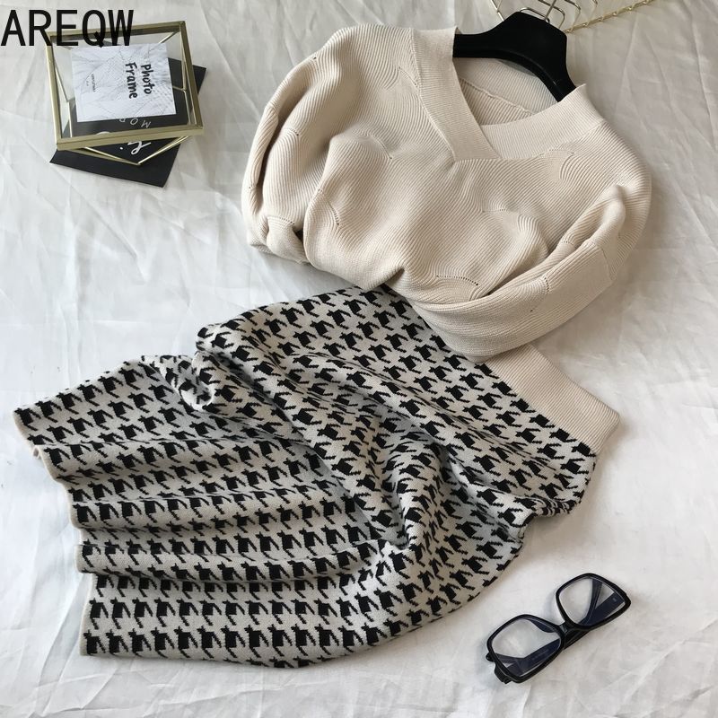 Two Piece Skirt Sets Suit Autumn and Winter Mid Length V-neck Hollowed Sweaters for Women 201130, Blue
Two Piece Skirt Sets Suit Autumn and Winter Mid Length V-neck Hollowed Sweaters for Women 201130, Blue