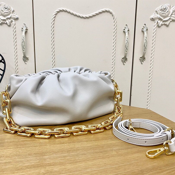 High quality leisure small bags for women is the 2021 Korean version of fashion versatile chain messenger cloud bag
High quality leisure small bags for women is the 2021 Korean version of fashion versatile chain messenger cloud bag