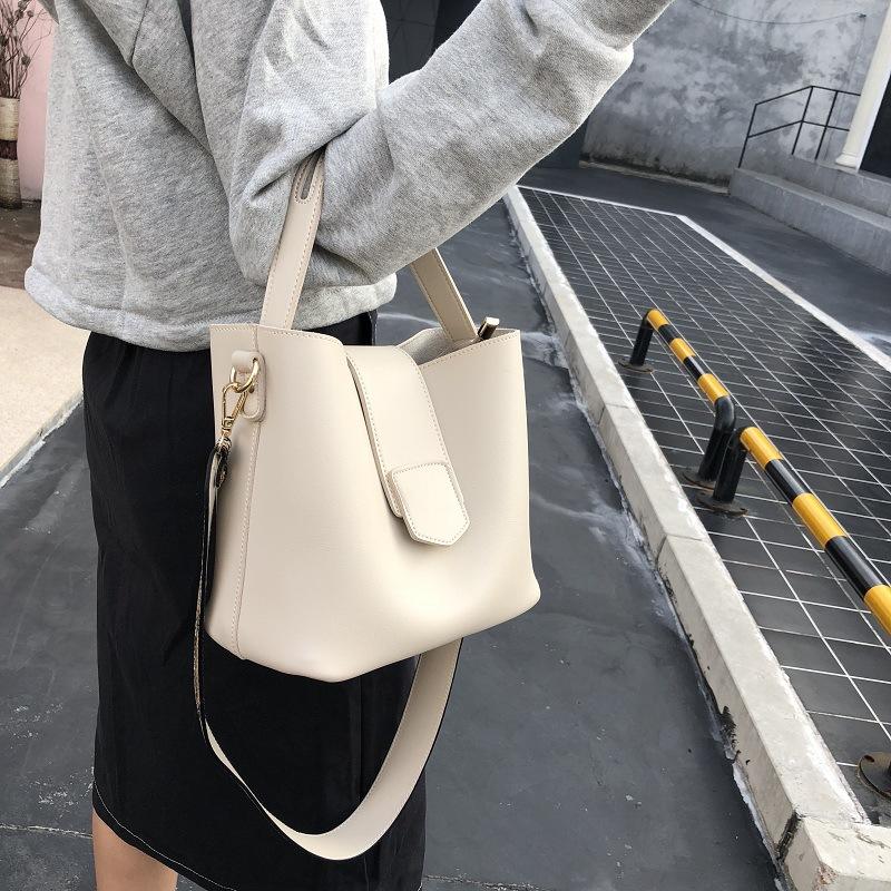 Women Bag 2021 New Bucket Bag Student Color Contrast Large Capacity One Shoulder Casual All-match PU Female, Black
Women Bag 2021 New Bucket Bag Student Color Contrast Large Capacity One Shoulder Casual All-match PU Female, Black