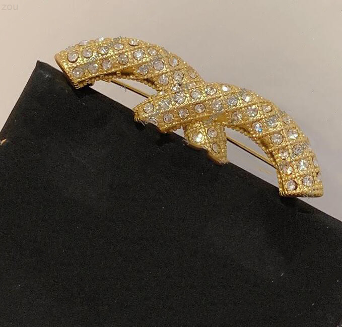 High Quality Brooch Classic Double Letter Designer Inlaid Diamond Pins Fashion Luxury Jewelry Wholesale Price L-c15 2022s
High Quality Brooch Classic Double Letter Designer Inlaid Diamond Pins Fashion Luxury Jewelry Wholesale Price L-c15 2022s