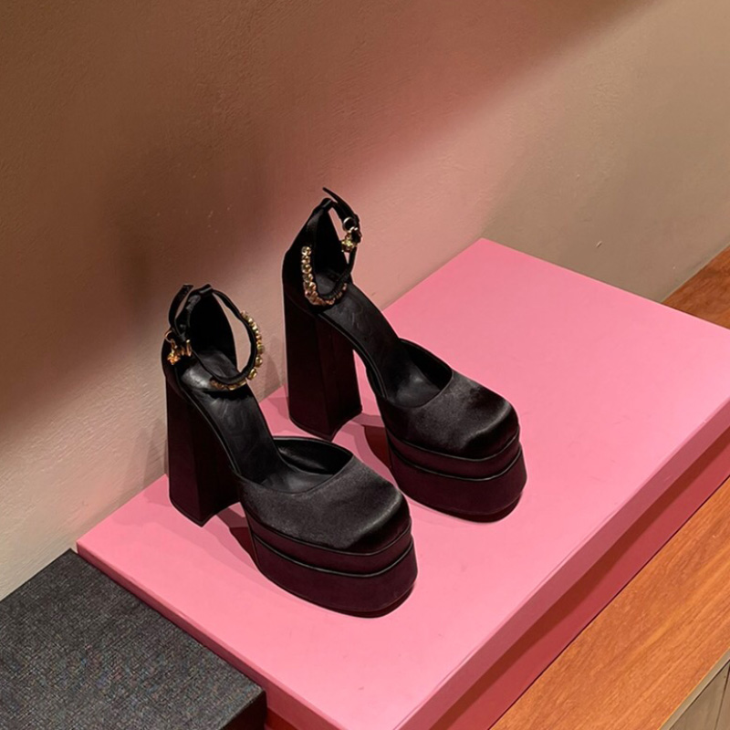 Medusa Aevitas shoes Juno Crystal-Embellished Ankle strap satin platform Pumps, Hunter green
Medusa Aevitas shoes Juno Crystal-Embellished Ankle strap satin platform Pumps, Hunter green