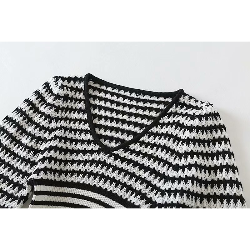 EWQ Autumn Santa Sweater Contrast Stripes Thin Section Vneck Longsleeved Short Top European Trend Ladies Pullover Knit 201017