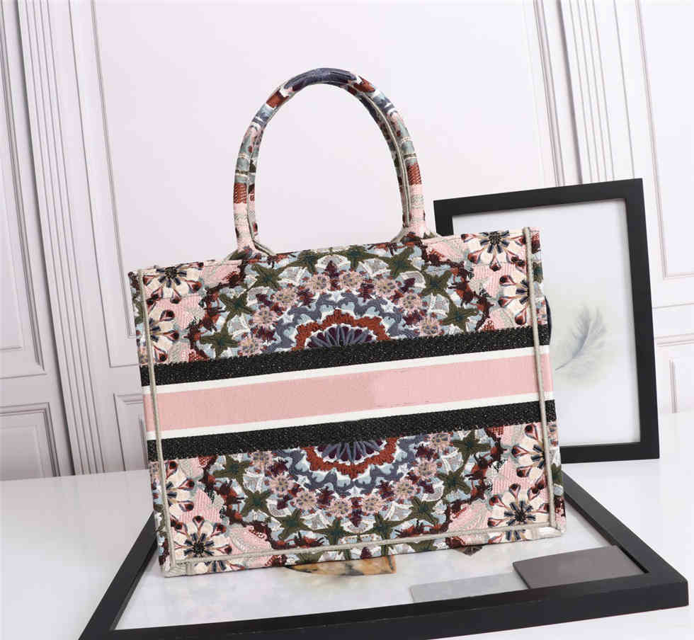 Designer Bags Canvas Shopping Handbag Classic Shoulder women Luxurys Designers Embroidered Fashion Large Capacity Original Box big size 41*35cm, Color 1
Designer Bags Canvas Shopping Handbag Classic Shoulder women Luxurys Designers Embroidered Fashion Large Capacity Original Box big size 41*35cm, Color 1