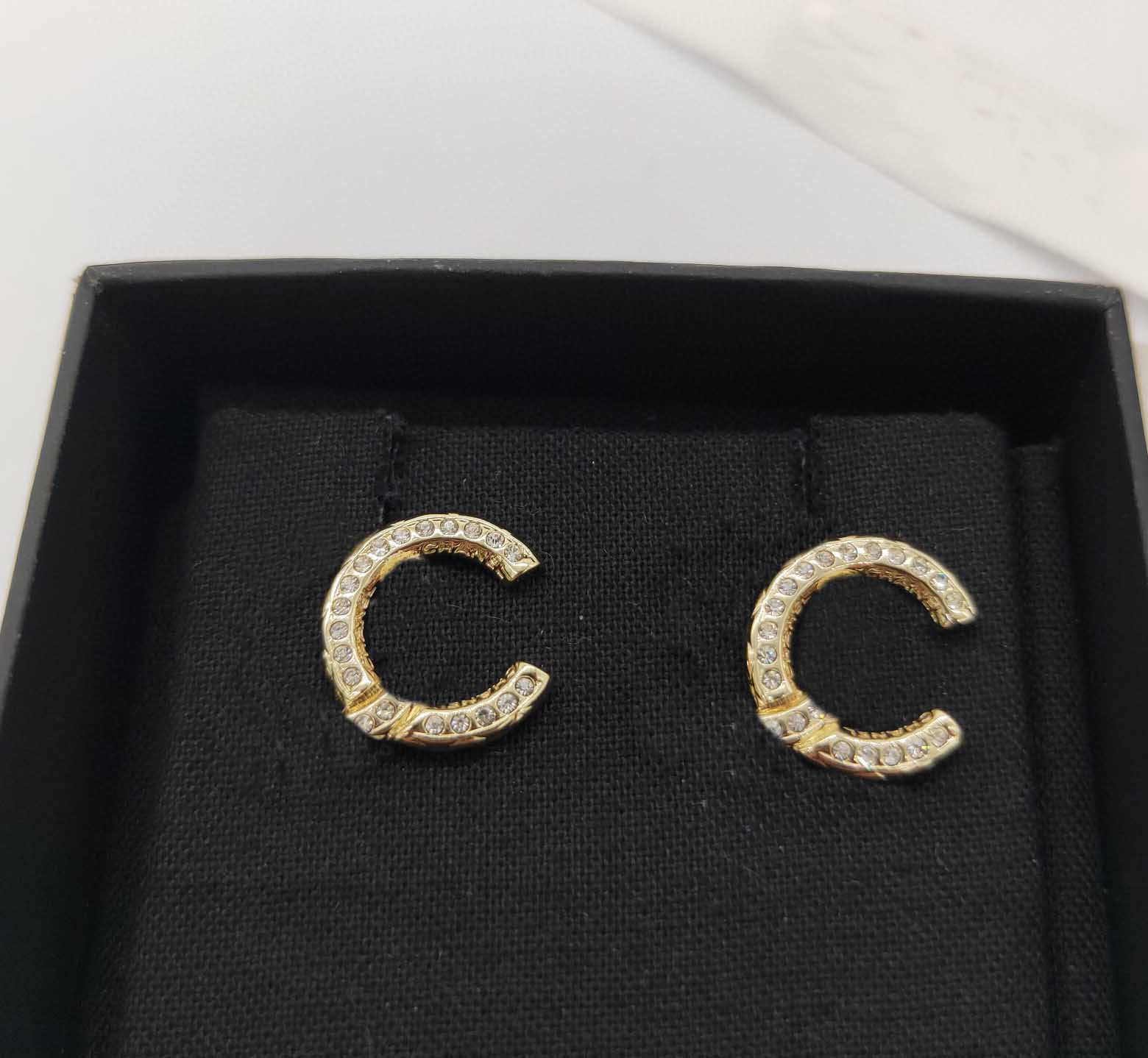 2022 Top quality charm stud earring with sparkly diamond for women wedding jewelry gift in 18k gold plated have box stamp PS3898
2022 Top quality charm stud earring with sparkly diamond for women wedding jewelry gift in 18k gold plated have box stamp PS3898