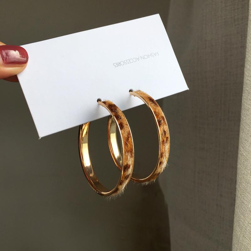 Gold Big Circlerendy Hoop Ring Leopard Earrings Atmospheric Temperament Exaggerated Fur Earrings Women's Jewelry
Gold Big Circlerendy Hoop Ring Leopard Earrings Atmospheric Temperament Exaggerated Fur Earrings Women's Jewelry