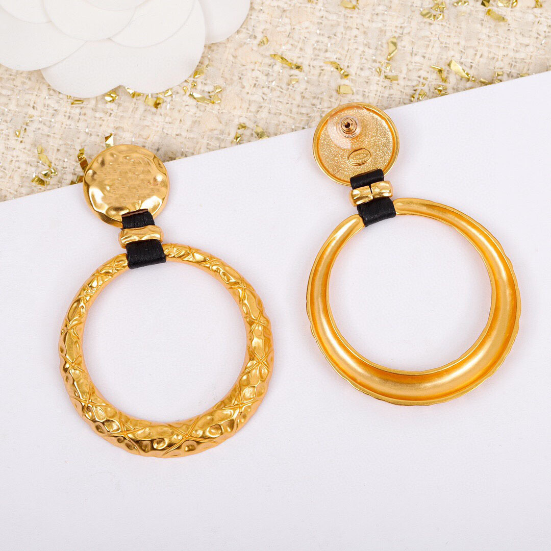 Top quality special stud earring with round shape and genuine leather charm jewelry gift for women wedding free shipping PS7066
Top quality special stud earring with round shape and genuine leather charm jewelry gift for women wedding free shipping PS7066
