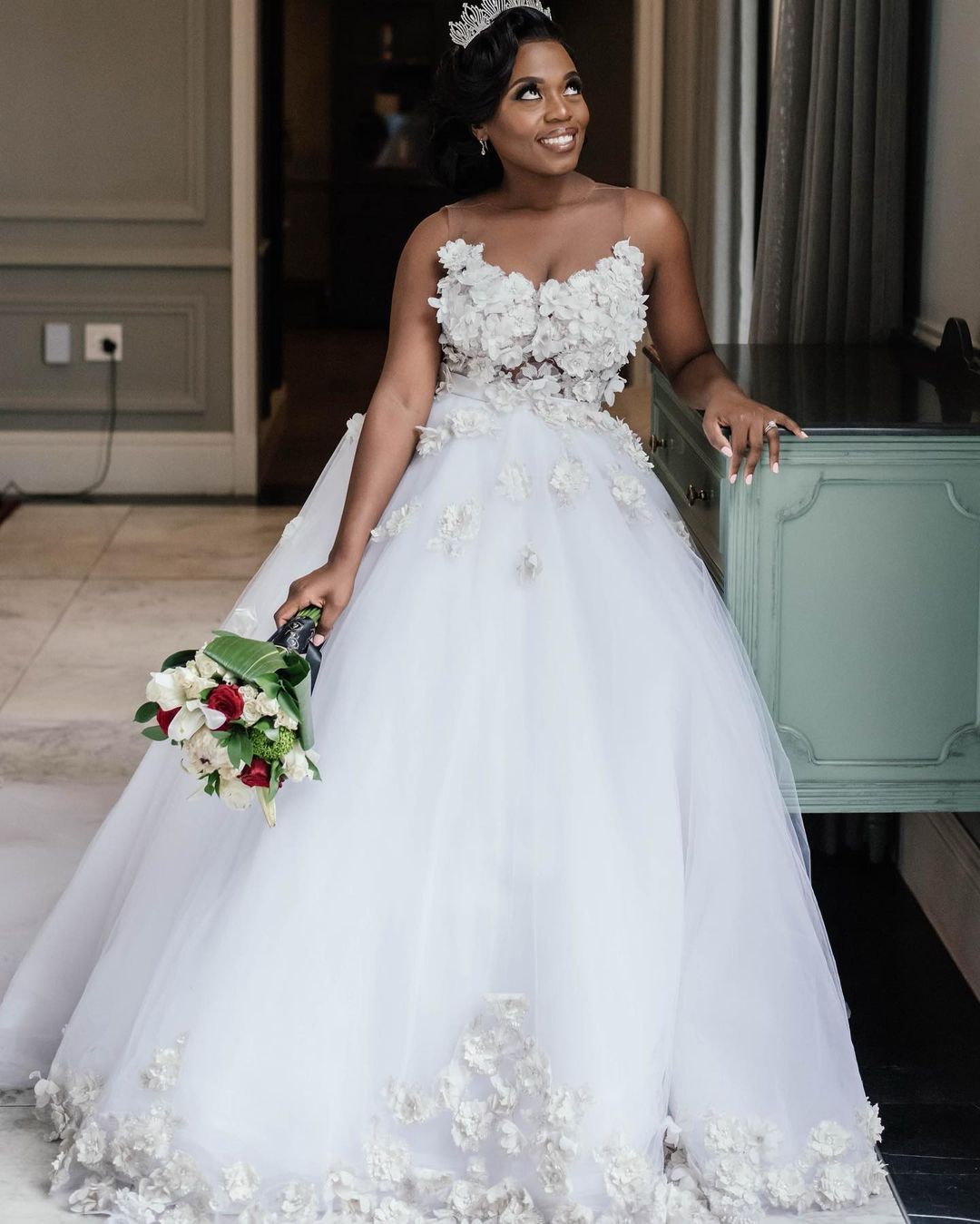 Gorgeous South African A Line Wedding Dresses Sweetheart Neck 3D Lace Appliques Bridal Gowns Princess Sweep Train Wedding Dress