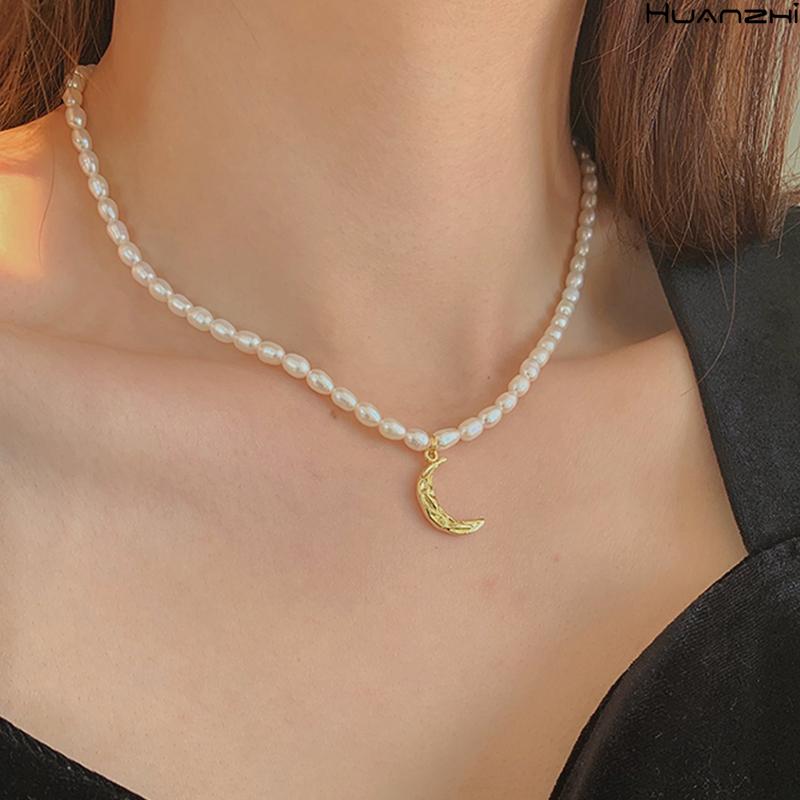 HUANZHI 2020 New Tin Foil Fold Crescent Baroque Natural Pearl Pendant Clavicle Chain Necklace for Women Girls Delicate Jewelry
HUANZHI 2020 New Tin Foil Fold Crescent Baroque Natural Pearl Pendant Clavicle Chain Necklace for Women Girls Delicate Jewelry