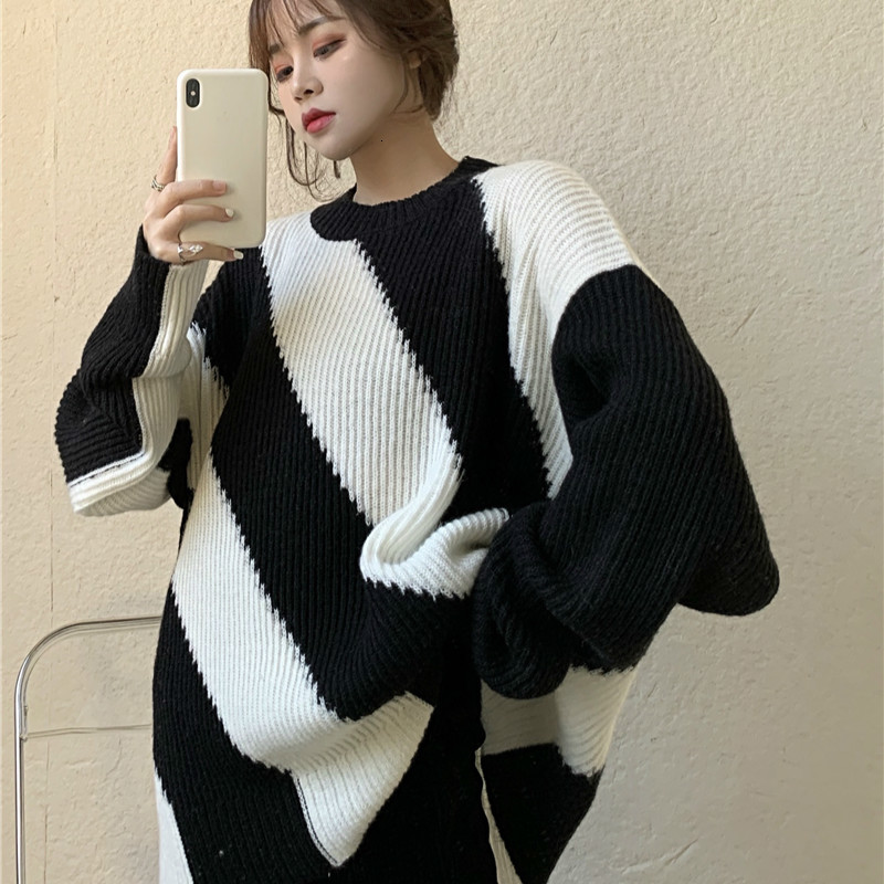 2021 New Coat Assemblies of Two Oversized Female Knitting Pieces Striped the Loose-neck Mesh Sweater-corded Baggy Pants VLGF, Black pants.
2021 New Coat Assemblies of Two Oversized Female Knitting Pieces Striped the Loose-neck Mesh Sweater-corded Baggy Pants VLGF, Black pants.