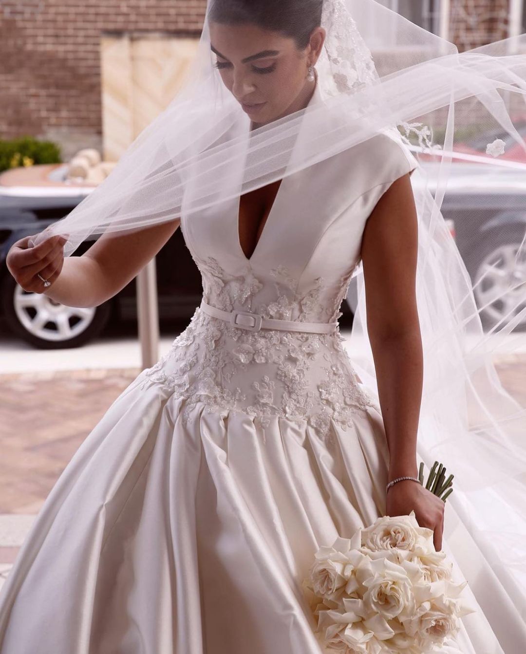 Wedding Stunning Appliqued Dresses Deep V Neck A Line Plus Size Sequined Bridal Gowns Court Train Satin Robe De Marie