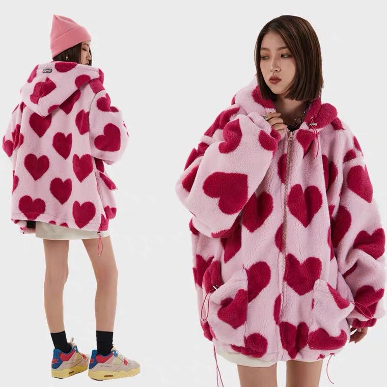 2021 Cute Heart-shaped Print Lambswool Winter Jacket Drawstring Pockets Zipper Hooded High Street Warm Couple Streetwear, Pink
2021 Cute Heart-shaped Print Lambswool Winter Jacket Drawstring Pockets Zipper Hooded High Street Warm Couple Streetwear, Pink