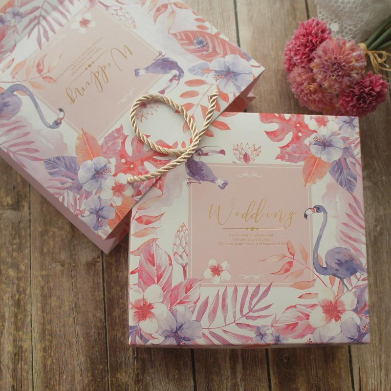 18.5*18.5*6.5cm 3set Gold wedding Flamingo Design Paper Box + Bag As Cookie Candy Handmade Sweet Gift Use
18.5*18.5*6.5cm 3set Gold wedding Flamingo Design Paper Box + Bag As Cookie Candy Handmade Sweet Gift Use