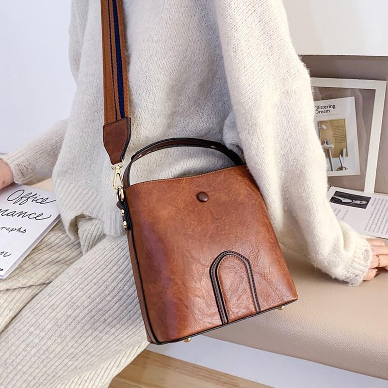 Women Wide Strap Bucket Bag Luxury Designer Leather Shoulder Bags Retro Solid Color Handbag Lady Small Square Crossbody Tote Bag, Black
Women Wide Strap Bucket Bag Luxury Designer Leather Shoulder Bags Retro Solid Color Handbag Lady Small Square Crossbody Tote Bag, Black