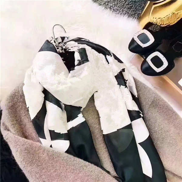 High quality Fashion autumn and winter letter flower silk scarves timeless classic super long shawl fashion women's soft silk
High quality Fashion autumn and winter letter flower silk scarves timeless classic super long shawl fashion women's soft silk