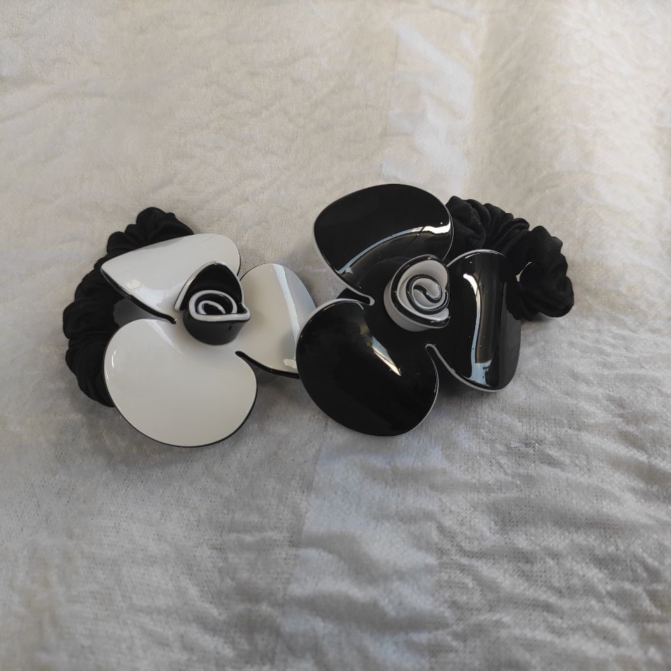 Acrylic flowers hair ties C metal decoration elastic Black and white hair rope bracelets accessories hairband, Pink
Acrylic flowers hair ties C metal decoration elastic Black and white hair rope bracelets accessories hairband, Pink