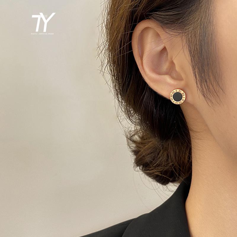Stud 2021 Classic Titanium Steel Black Roman Numeral Earrings For Woman Fashion Korean Jewelry Girl's Simple Luxury
Stud 2021 Classic Titanium Steel Black Roman Numeral Earrings For Woman Fashion Korean Jewelry Girl's Simple Luxury