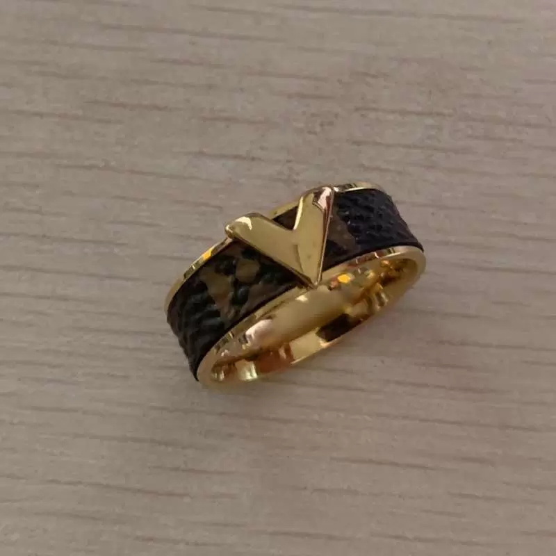 Extravagant Real Leather Rings Gold Silver Rose Colors Stainless Steel Couple Band Rings Fashion Design Women Jewelry Wholesale
Extravagant Real Leather Rings Gold Silver Rose Colors Stainless Steel Couple Band Rings Fashion Design Women Jewelry Wholesale