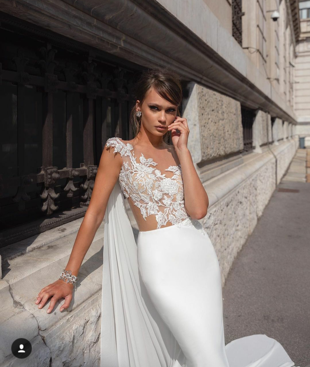 Julie Mermaid Vino Dresses With Wrap Lace Applique Sleeveless Satin Bridal Gowns Sexy Plunging Necke Fishtail Wedding Dress