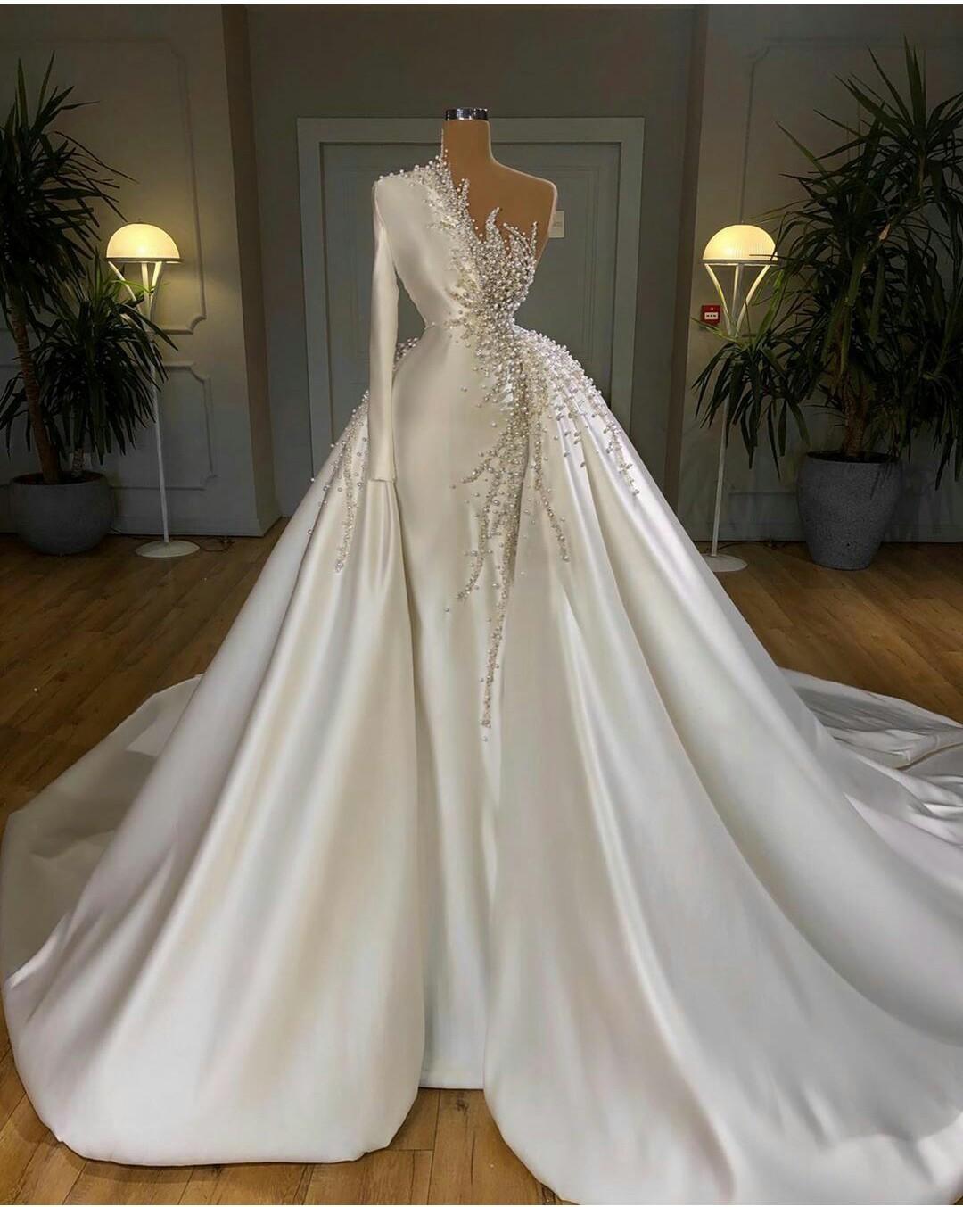 2024 Mermaid Wedding Dresses Pearls Crystal Beadings One Shoulder Satin Long Sleeves Overskirts Detachable Train Plus Size Bridal Gowns 0513