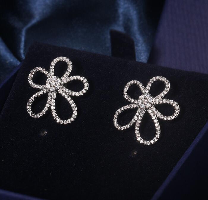 Fashion Luxury Designer Sterling Silver Flower Necklace Earrings rings with Shining Crystal Stone Women Jewelry Pendant Necklaces, Golden;silver
Fashion Luxury Designer Sterling Silver Flower Necklace Earrings rings with Shining Crystal Stone Women Jewelry Pendant Necklaces, Golden;silver