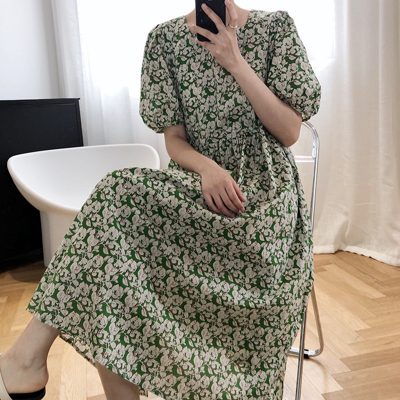 2021 Retro-summer Korean Girly Sweet Square Neck Puff Floral Dress New Spring Short Sleeve Tea Length Dressed As Beach 6366, Green.
2021 Retro-summer Korean Girly Sweet Square Neck Puff Floral Dress New Spring Short Sleeve Tea Length Dressed As Beach 6366, Green.