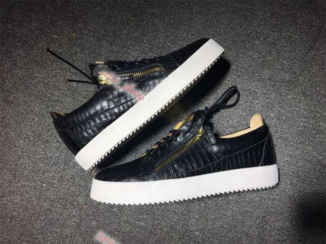 New Mens luxe Sneakers low cut Spikes Flats shoes For Men Women Leather Sneakers Party progettista Couple High top shoes
New Mens luxe Sneakers low cut Spikes Flats shoes For Men Women Leather Sneakers Party progettista Couple High top shoes