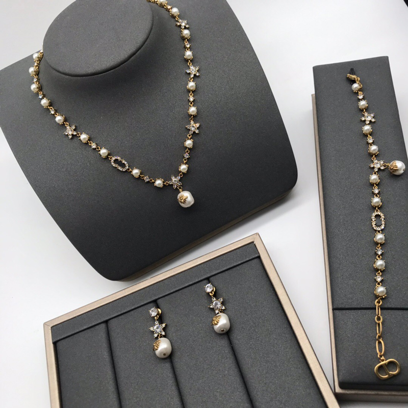 925 sterling silver Classic Jewelry Set, Pearl Necklace Bracelet Earrings Woman Gold Color Letter C and D Wholesale 2021
925 sterling silver Classic Jewelry Set, Pearl Necklace Bracelet Earrings Woman Gold Color Letter C and D Wholesale 2021