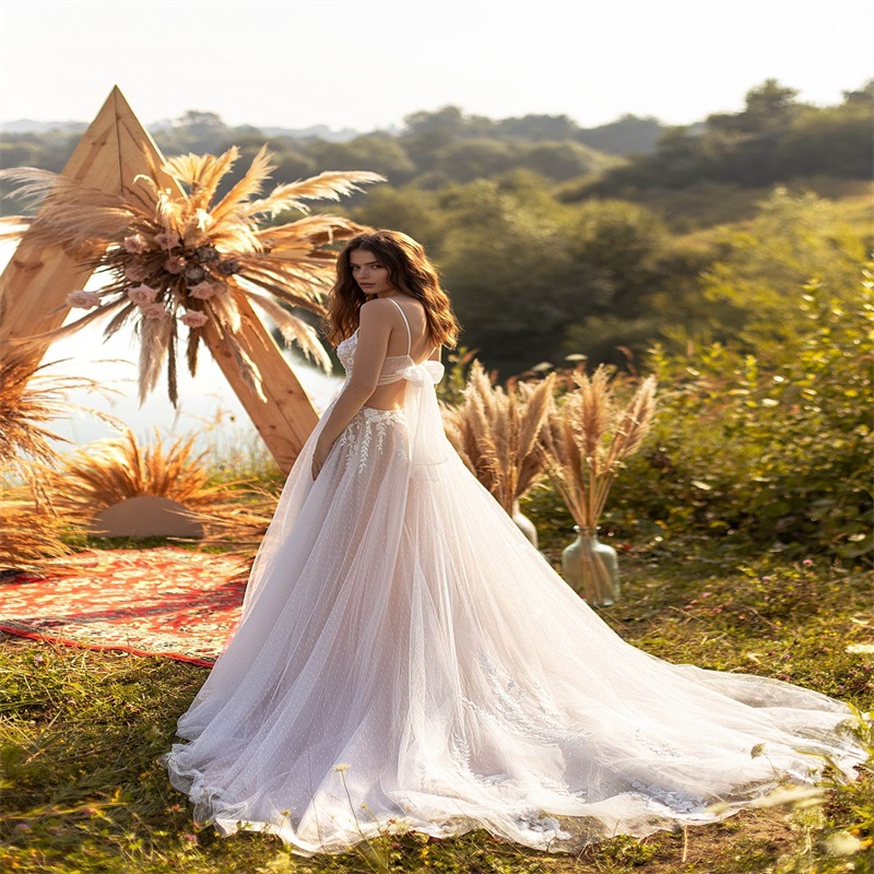 Sexy Beach Wedding Dresses Spaghetti Strap Bridal Gowns Dot Lace Appliqued Sweep Train Boho Custom Made Soft Tulle Vestido De Novia