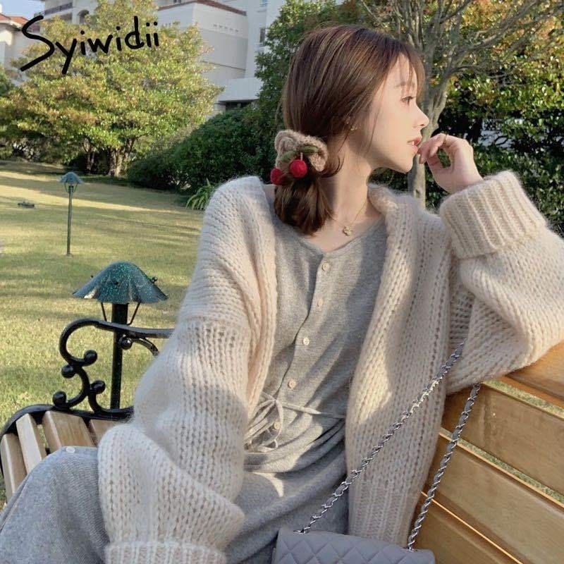 Syiwidii Oversize Sweater Women Cardigans Loose Womens Coats Casual Fashion Knitted Solid Women Clothing Khaki Beige Pink 201203
Syiwidii Oversize Sweater Women Cardigans Loose Womens Coats Casual Fashion Knitted Solid Women Clothing Khaki Beige Pink 201203
