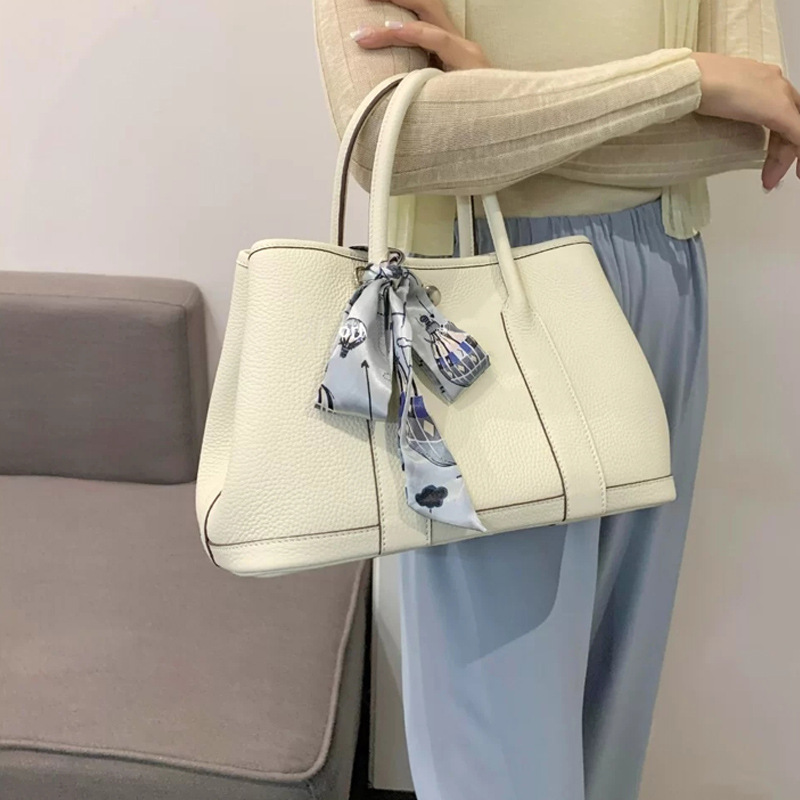Modern High-end Trend Tote Bag All-match One Shoulder Diagonal Span Handbag Shopping Bucket Bag, 25cm
Modern High-end Trend Tote Bag All-match One Shoulder Diagonal Span Handbag Shopping Bucket Bag, 25cm