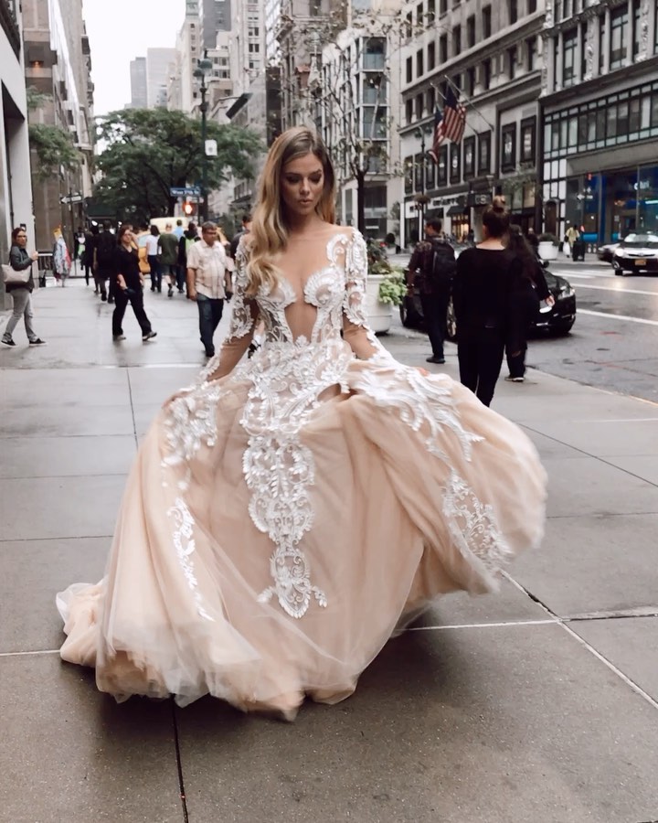 A Line Anazing Lace Backless Wedding Dresses Sheer Bateau Neck Long Sleeves Bridal Gowns Sweep Train Tulle Robe De Marie