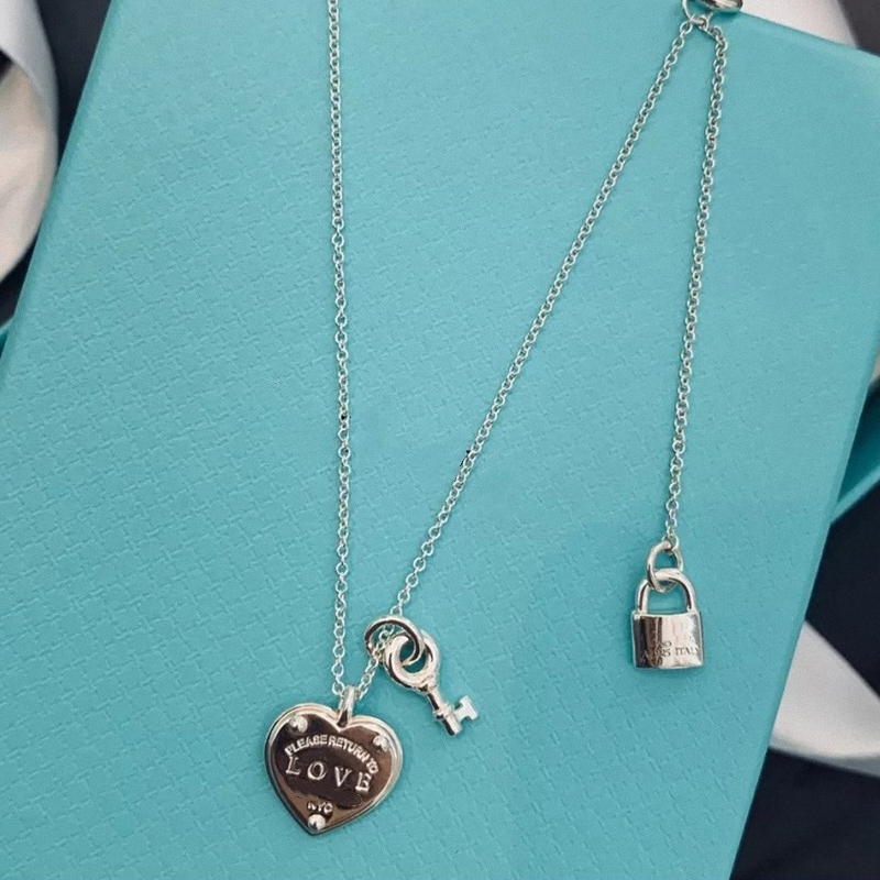 T LOVE Key Necklace 925 Silver Lock Peach Heart Collarbone Chain for Women H1111 by parklondon
T LOVE Key Necklace 925 Silver Lock Peach Heart Collarbone Chain for Women H1111 by parklondon