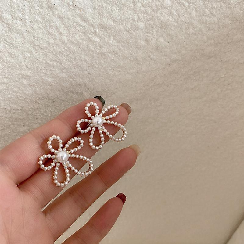 2020 New Fashion Rhinestone Pearl Hollow Flower Big Stud Earrings For Women Girls Vintage Simple Temperament Oorbellen Jewelry
2020 New Fashion Rhinestone Pearl Hollow Flower Big Stud Earrings For Women Girls Vintage Simple Temperament Oorbellen Jewelry