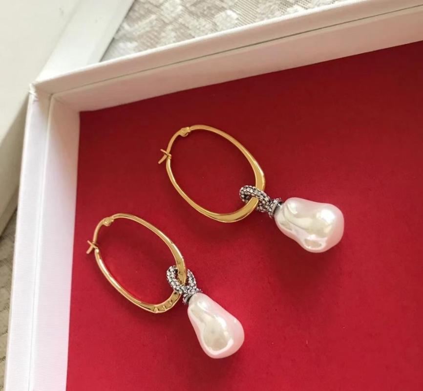 High Quality Lrregular White Pearls Earring Gold Color Hoop Earrings For Women Brand Jewelry (DJ1432)
High Quality Lrregular White Pearls Earring Gold Color Hoop Earrings For Women Brand Jewelry (DJ1432)