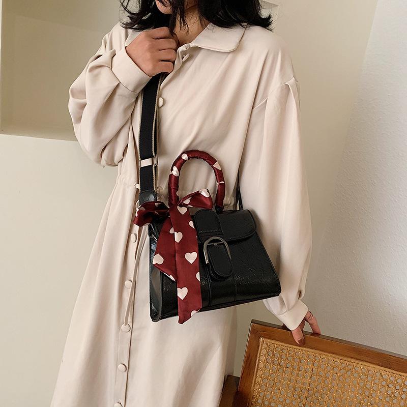 2020 fashion love silk scarf small square bag trendy shoulder bag Korean version with messenger belt decoration female, Beige
2020 fashion love silk scarf small square bag trendy shoulder bag Korean version with messenger belt decoration female, Beige
