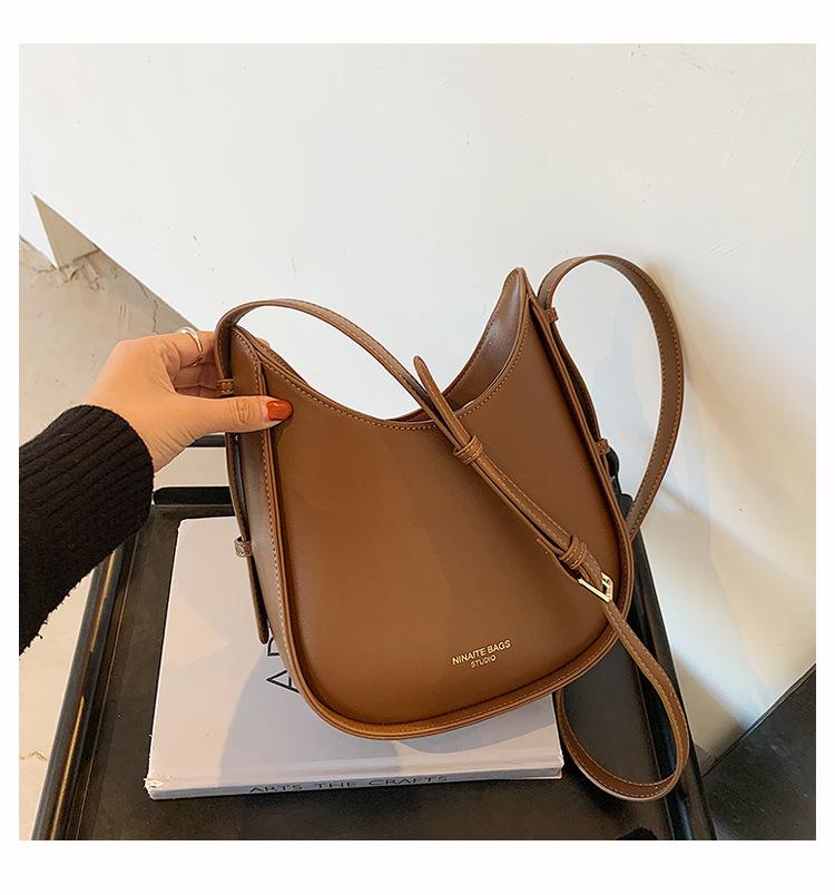 2021 Han Feng solid color retro drawstring coffee brown shoulder slung pu small bag underarm bag female, Black
2021 Han Feng solid color retro drawstring coffee brown shoulder slung pu small bag underarm bag female, Black