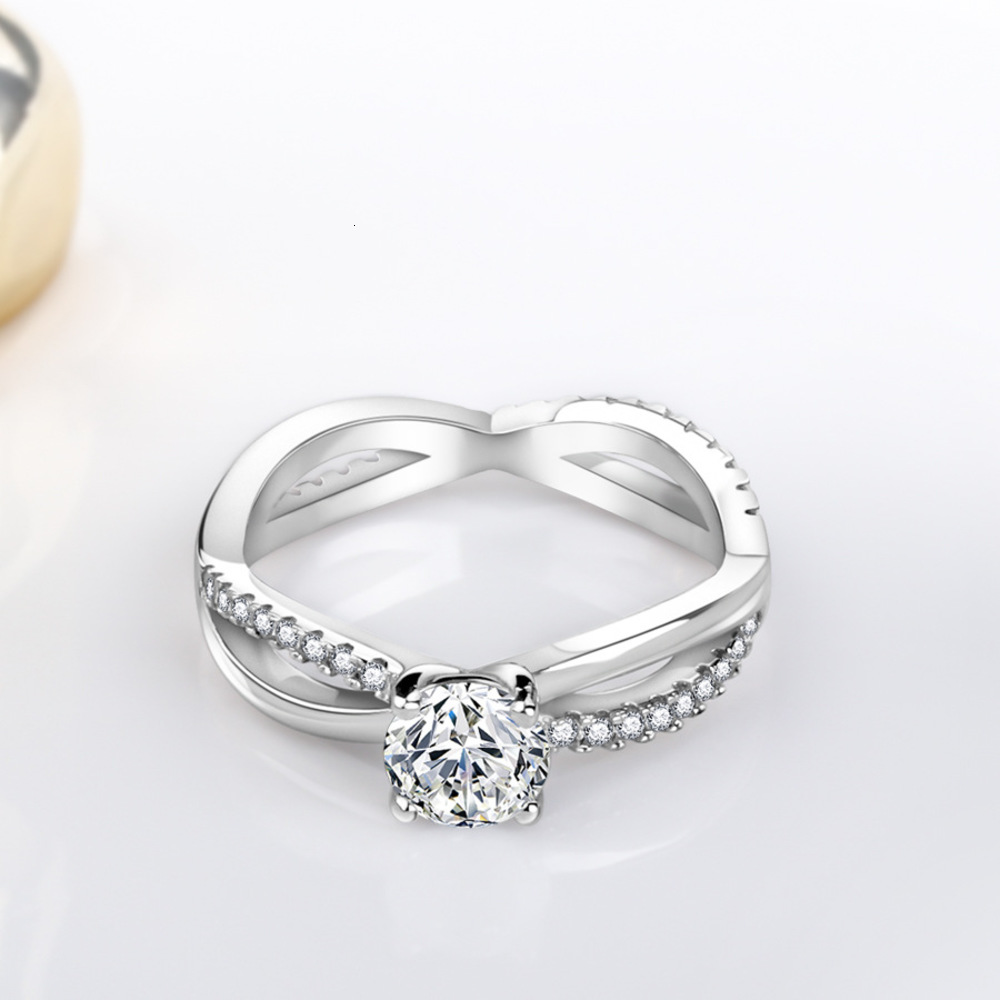 Luxurys Designers Fashion Jz495 new winding 80 point simulation female ring poetry wedding handpiece micro inlaid 5A zircon diamond ring
Luxurys Designers Fashion Jz495 new winding 80 point simulation female ring poetry wedding handpiece micro inlaid 5A zircon diamond ring