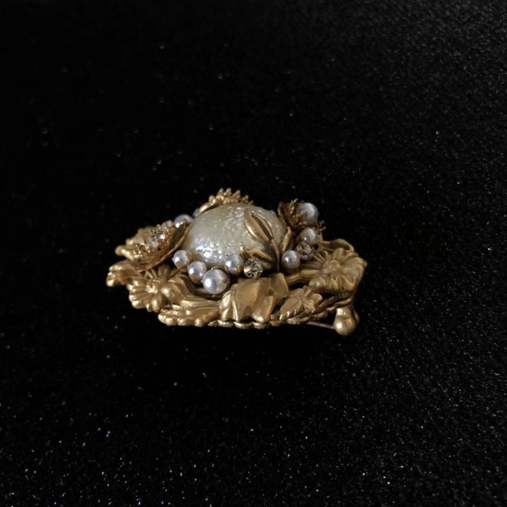 Amorita boutique Golden flower brooch vintage court exquisite pearl brooch 201009