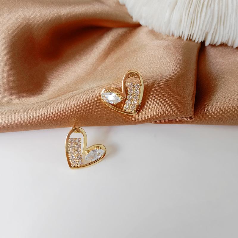 2021 New Explosive Crystal Love Short Earrings for Women, High-end, Simple and Cool Style, Small Earrings
2021 New Explosive Crystal Love Short Earrings for Women, High-end, Simple and Cool Style, Small Earrings