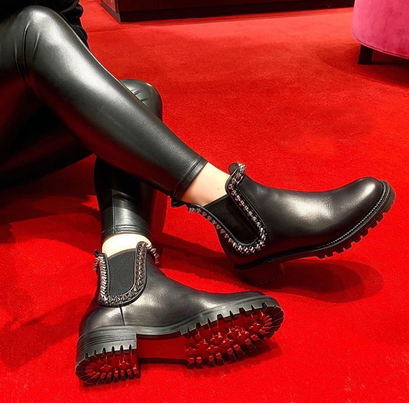 Famous Winter Womens Red Bottom Boots Capahutta Ankle Boots Black Leather Lug Sole High Quality Designer Red Sole Booties Party Wedding
Famous Winter Womens Red Bottom Boots Capahutta Ankle Boots Black Leather Lug Sole High Quality Designer Red Sole Booties Party Wedding