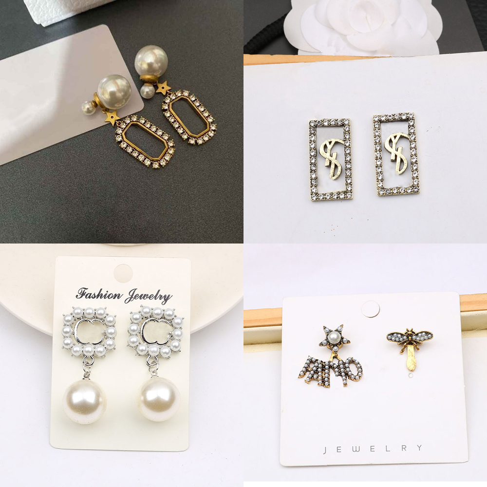22ss 20style 18K Gold Plated Copper Alloy Letters Round Stud Earrings Korean Retro Pearl Women Luxury Brand Designer Crystal Earring Metal Jewelry Accessories
22ss 20style 18K Gold Plated Copper Alloy Letters Round Stud Earrings Korean Retro Pearl Women Luxury Brand Designer Crystal Earring Metal Jewelry Accessories