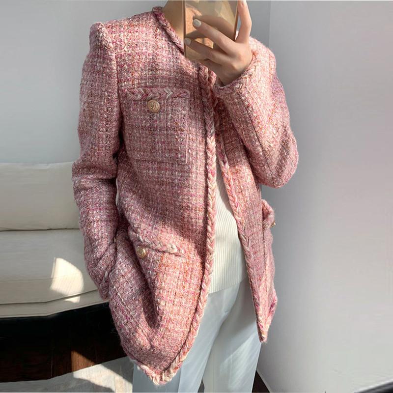 New tweed style in autumn and winter: Classic pink purple coat and women' knitting top
New tweed style in autumn and winter: Classic pink purple coat and women' knitting top