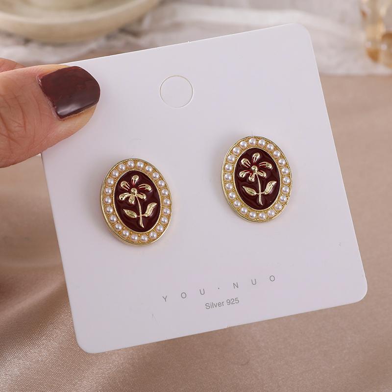 New metal material to restore ancient ways the baroque pearl earring female temperament contracted sunflower eardrop web celebri
New metal material to restore ancient ways the baroque pearl earring female temperament contracted sunflower eardrop web celebri