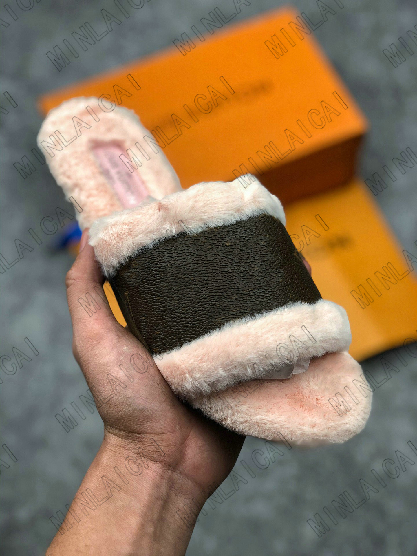 Luxurys Designer Lady Lock IT Flat Mule Mink Slipper Flower Brown Patent Canvas Slides Sandals Winter Booties Moccasins Women Shoes
Luxurys Designer Lady Lock IT Flat Mule Mink Slipper Flower Brown Patent Canvas Slides Sandals Winter Booties Moccasins Women Shoes
