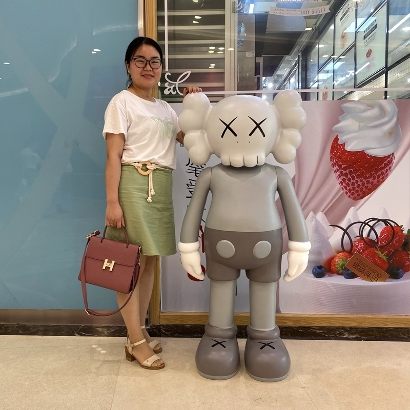 23Kaws net red cartoon violent bear doll sculpture living room light luxury model large floor decoration next to TV cabinet
23Kaws net red cartoon violent bear doll sculpture living room light luxury model large floor decoration next to TV cabinet
