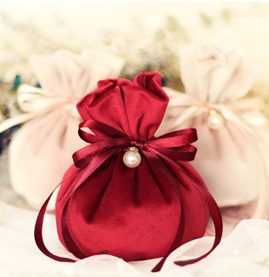 10pcs Velvet Yarn Wedding Candy Gift Bags with Pearl Europe Chocolate Package Bag Wedding Christmas Velvet Drawstring Candy Bag