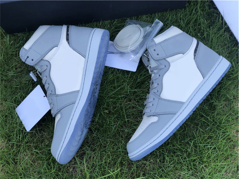Hot 1 High OG Low Outdoor Shoes Men Women Wolf Grey Sail Photon Dust White Authentic Sneakers Sports With Blue Original Box With Dust Bag
Hot 1 High OG Low Outdoor Shoes Men Women Wolf Grey Sail Photon Dust White Authentic Sneakers Sports With Blue Original Box With Dust Bag